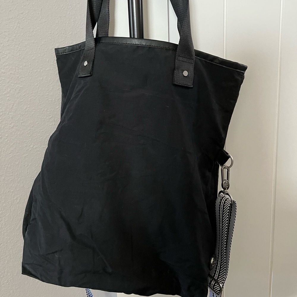 COPY - Lululemon black nylon bag with inserts